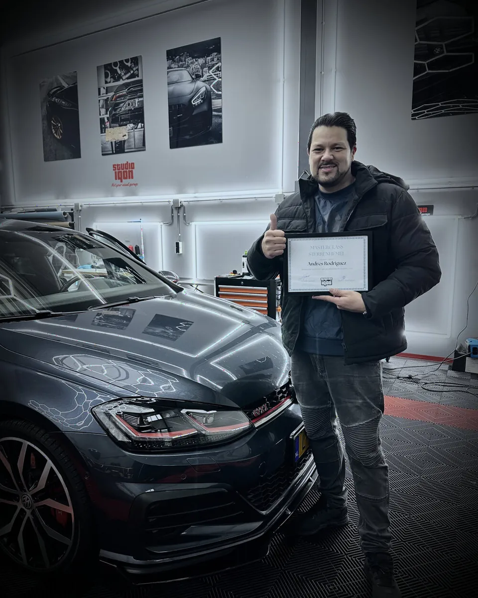 Andres Rodriguez met certificaat van Academy IQON