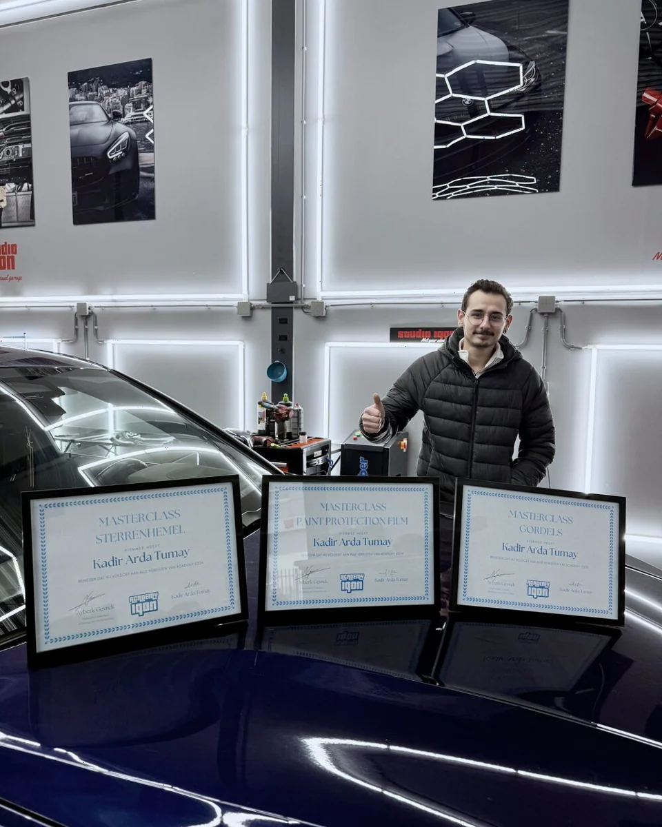 Kadir Arda Tumay met certificaat van Academy IQON