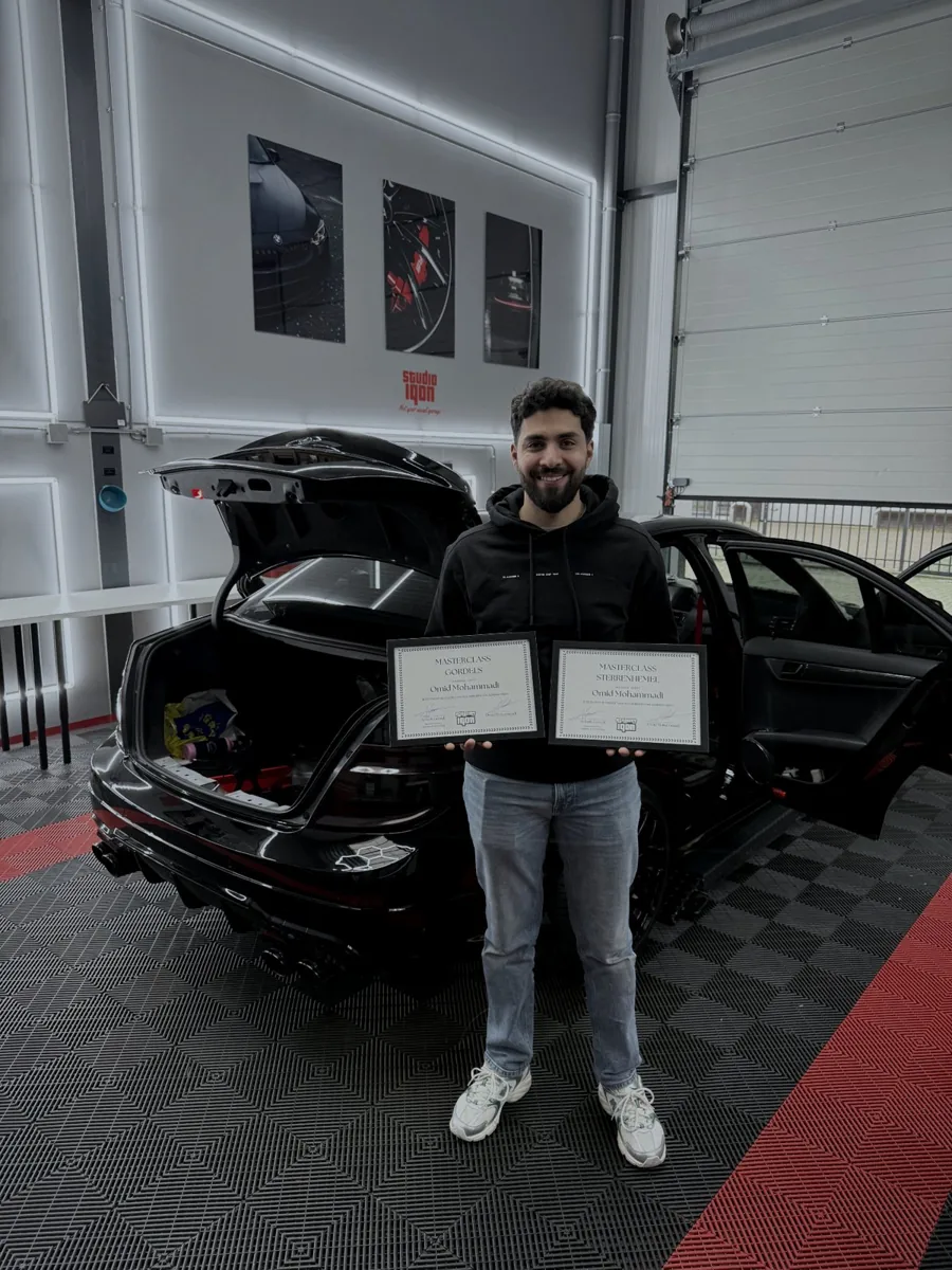 Omid Mohammadi met certificaat van Academy IQON